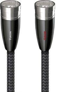 Cavo audio analogico XLR AudioQuest Yukon con due connettori neri e argento e guaina intrecciata nera