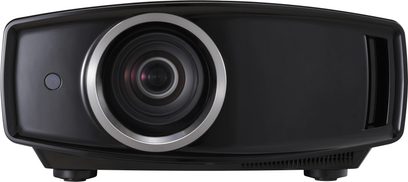 JVC DLA-HD750 sort videoprojektor, frontvisning, centreret linse omgivet af en sølvfarvet ring, infrarød sensor