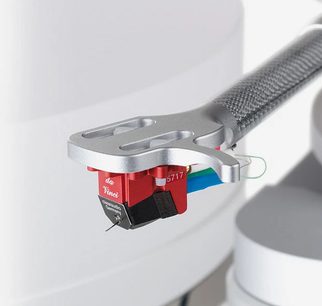 Nærbillede i profil af ClearAudio Da Vinci v2 pick-up i børstet aluminium med carbonarm til vinylplader