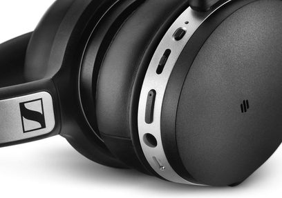 Sennheiser HD 4.50BTNC trådløs hovedtelefon i sort, nærbillede af højre ørekop fra siden, knapper og jackstik synlige