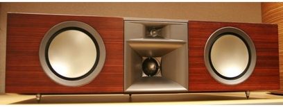 Klipsch P27C espresso centerhøjttaler, set forfra, med to cirkulære højttalere og en central diskanthøjttaler i et træ-kabinet