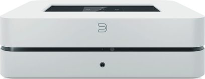 BlueSound PowerNode 2 hvid stereo hi-fi forstærker set forfra, minimalistisk front med touchskærm og logo