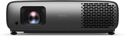 Videoprojektor Benq W4100i, pohled zepředu, tmavě šedý obdélníkový kryt, čočka vlevo, široký ventilační otvor vpravo, centrální logo