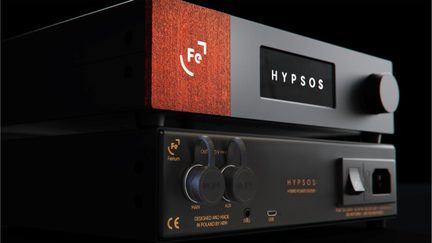 Fuente de alimentación lineal audiófila Ferrum Hypsos, chasis negro con panel frontal de madera roja, conectores traseros detallados