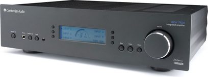 Cambridge Audio Azur 740A stereo hi-fi-forstærker, frontvisning, blå LCD-skærm, sølvfarvede knapper og kontrolhjul på sort frontpanel