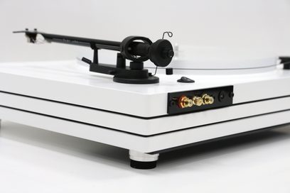 New Horizon 203 witte platenspeler met VM520EB-element, witte afwerking, bovenaanzicht, tonarm met element, bediening