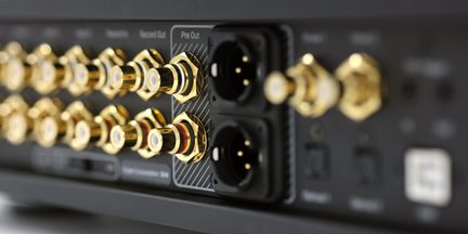Panneau arrière d’amplificateur hi-fi noir avec connecteurs RCA plaqués or et sorties XLR Pre Out