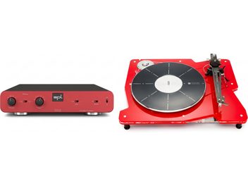 Czerwony gramofon Vertere z czarnym talerzem i czerwono-czarny przedwzmacniacz gramofonowy SPL Phonos, obok siebie