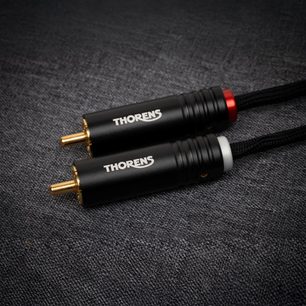 Thorens PhonoConnect PHC 150 Phonokabel DIN-RCA 1,5 m schwarz, zylindrische RCA-Stecker aus mattschwarzem Metall mit vergoldeten Kontakten, rot-weißen Markierungen und gefloßenem Mantel, Nahaufnahme von oben