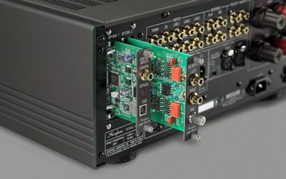 Accuphase AD-60 udvidelseskort indsat i en elektronisk enhed, set bagfra, forgyldte stik, grønne printkort