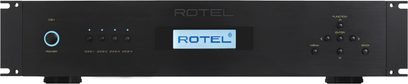 Rotel C8+ többcsatornás erősítő fekete színben, előlapi nézet csatlakozókkal, gombokkal és kék LCD kijelzővel