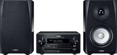 Sort Yamaha MCR-N560 mini hi-fi-anlæg bestående af en hovedenhed, to højttalere og en fjernbetjening, set forfra