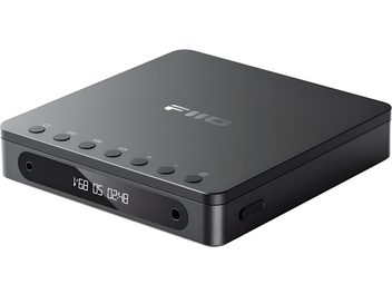 FiiO DM13 BT high-fidelity CD-spiller i matt svart metall, perspektivvisning forfra til venstre, flat firkantet kabinett med avrundede hjørner, hvitt digitalt display sentrert på blank front, to sirkulære porter, seks runde knapper på toppen og en rektangulær sideknapp