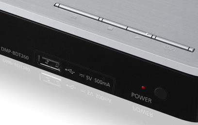 Panasonic DMP-BDT260 4K Blu-ray-afspiller, set forfra, detaljer om USB-stik og HDMI-udgang, rød tændt strømknap