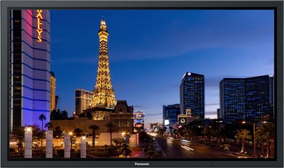 Panasonic TH-103VX200W-fladskærm, der viser et natbillede af den oplyste Eiffeltårn og skyskrabere i Las Vegas