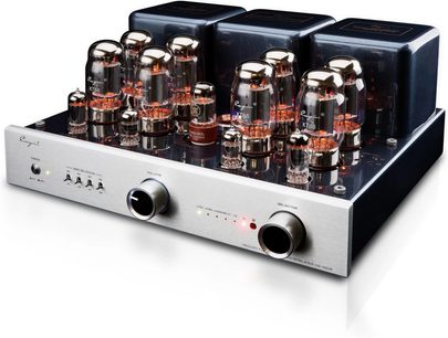 Cayin CS-100A KT88 sølv integrert stereo rørforsterker, børstet metallchassis sett i trekvart vinkel forfra, sølvfarget front med to store sirkulære aluminiumsinnrammede knotter og små velgere, topp utstyrt med tolv oransje-glødende glassrør og tre svarte kubeformede transformatorer