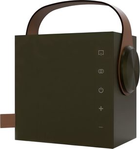 Přenosný Bluetooth reproduktor Morel Biggie v matné olivově zelené barvě, pohled z pravého předního úhlu, krychlový tvar s měkkou hnědou rukojetí nahoře a velkým kruhovým ovládacím kolečkem na pravé straně
