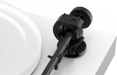 Gramofon Pro-Ject X2 v saténově bílé barvě, karbonové raménko s přenoskou, pohled z levé přední strany