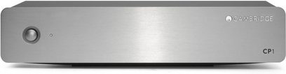 „Cambridge Audio CP1" sidabrinis fonografinis priešvažis, priekinis vaizdas, stačiakampio formos šlifuoto metalo korpusas, minimalistinis priekinis skydelis su vienu mygtuku ir viena lempute
