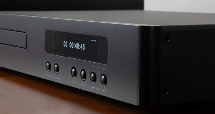 Odtwarzacz CD hi-fi w kolorze antracytowym, widok w trzech czwartych, z szufladą, wyświetlaczem cyfrowym i czarnymi przyciskami sterującymi