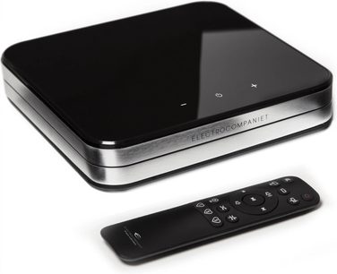 Integrovaný stereo hi-fi zesilovač Electrocompaniet RENA S2, pohled ze tří čtvrtin, lesklý černý povrch, černý dálkový ovladač v popředí