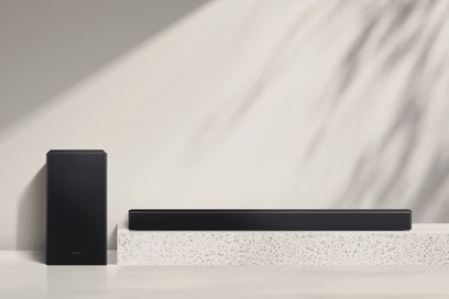 Svart Samsung HW-B460F soundbar i plast med metallgaller, tillsammans med en matchande svart subwoofer, sedd framifrån