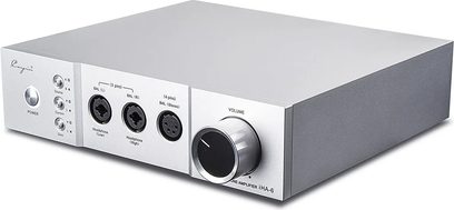 Cayin IHA-6 high-fidelity hovedtelefonforforstærker i sølvfarvet aluminium, set fra højre forhjørne, lav rektangulær kabinet med frontpanel udstyret med en tænd/sluk-knap, tre vælgere, to 3-benet XLR-udgange, en 4-benet XLR-udgang og et stort sort volumenhjul med metalring
