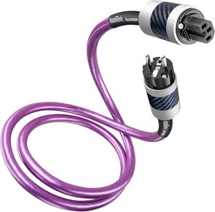 IsoTek EVO3 Ascension 5m lilla strømkabel med IEC-stik og Schuko-stik i kulfiber, set forfra
