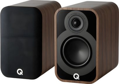 Pár knihovních reproduktorů Q Acoustics 5010 v provedení palisandr, skříň s dřevěným dýhováním a zaoblenými hranami, pohled zepředu ze tří čtvrtin, jeden s černou akustickou mřížkou a druhý s odhaleným lesklým černým bafflem s tweeterem a wooferem