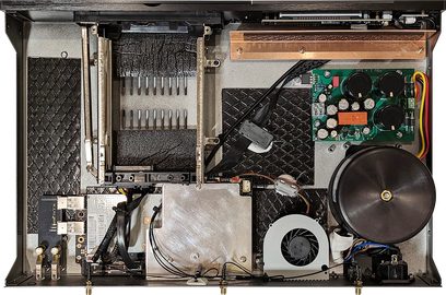 Přehrávač Player One 8K Signature Edition, pohled shora, viditelné vnitřní komponenty, tištěné spoje, ventilátor, chladič, připojené kabely, kovové pouzdro, zadní konektory, upevňovací šrouby