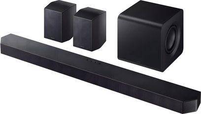Černý soundbar Samsung HW-Q930H se dvěma zadními reproduktory a sladěným subwooferem, pohled zepředu šikmo