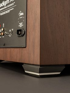 Paradigm XR 11 noce subwoofer, vista ravvicinata dell'angolo inferiore destro, finitura in legno