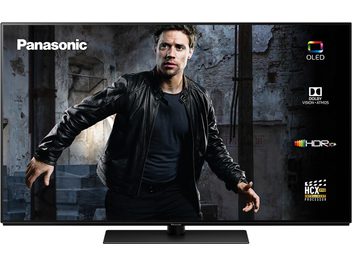 Televizor Panasonic TX-55GZ950E OLED zobrazující muže v černé kožené bundě na pozadí cihlové zdi