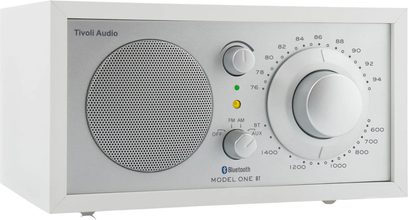 Biało-srebrne radio stołowe Tivoli Model One BT w stylu retro, z okrągłym głośnikiem i dużym przednim pokrętłem regulacji