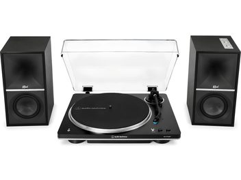 Černý gramofon Audio-Technica s otevřeným průhledným krytem, obklopený dvěma černými reproduktory Klipsch