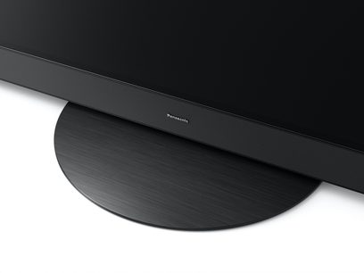 Panasonic TV-65Z95AEG -teräväpiirtotelevisio, kulmanäkymä, musta näyttö, musta pyöreä jalusta