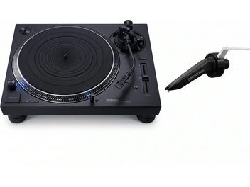 Juodas Technics vinilinių plokštelių grotuvas su S formos tonarmu ir juoda Concorde Music garso galvute, atskirai pateikta baltame fone
