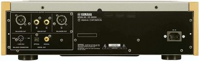 Yamaha CD-S2000 sølvfarvet CD-afspiller, frontpanel med audio-stik og knapper, forfra set på hvid baggrund