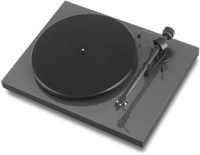 Pro-Ject Debut III sort pladespiller, set ovenfra i 45 graders vinkel, tonarm og rund pladespiller