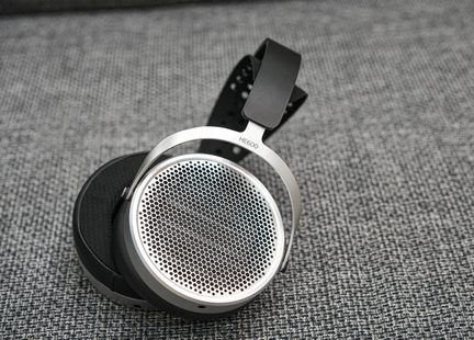 Juodi ir sidabriniai atviri apvalkaus ausinių ausiniai su metaline tinkleline grotelėmis, perforuota lanko dalimi, trys ketvirčiai iš šono