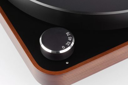 ClearAudio Concept Jubilee mørkebrun pladespiller, 3/4 nærbillede af den sorte pladespillerplade og den sølvfarvede tonarm