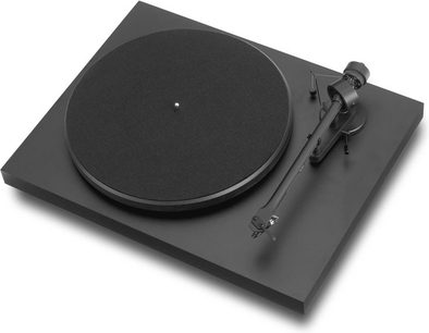 Pro-Ject Debut III Phono schwarze Plattenspieler, Draufsicht in 45°-Winkel, Tonarm mit Tonabnehmer, matte Plattenteller