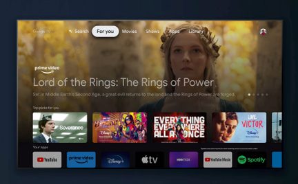 Interface Google TV avec suggestions de films et séries, icônes d'applications en bas, image de fond personnage féminin
