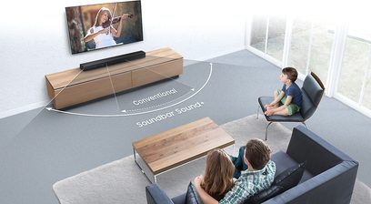 Samsung HW-MS651 lydbjeælke i lyst træ, tv der viser en violinist, familie sidder på grå hjørnesofa