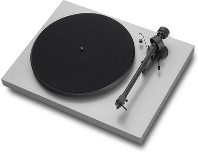 Pro-Ject Debut III lysegrå pladespiller, set ovenfra med sort tonarm og pickup, på mørkegrå plade