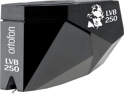 Pickup til hi-fi pladespiller Ortofon 2M BLACK LVB 250, set fra trekvart vinkel, sort kantet krop, hvid tekst og illustration