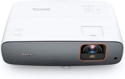 Benq TK860i hvid videoprojektor set forfra, med objektivet forskudt til højre og "4K HDR"-mærkning i orange på venstre side