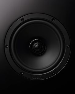 Dolby Atmos-højttaler Magnat ATM 202 sort satin, nærbillede centreret på en cirkulær højttaler med skruet kant