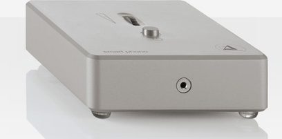 ClearAudio Smart Phono V2 sølvfarget phono-forforsterker, skrå toppvisning, rektangulær sølvfarget kabinett