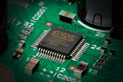 Placa de circuito impresso verde com componentes eletrônicos e chip integrado preto marcado "TECHNICS TPMS1279 2.4"